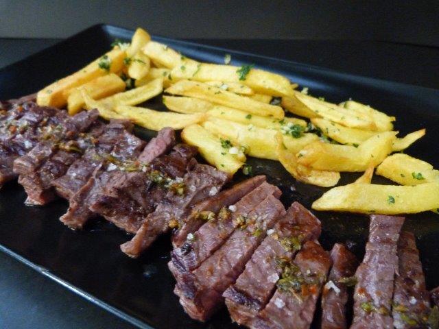 Carne a la parrilla con patatas